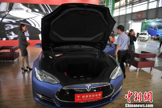 图为参展的电动汽车。 任东 摄 图为参展的电动汽车。 任东 摄