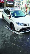 未落籍新车无保险上路前轮掉进无盖井 车损谁埋