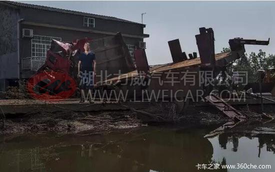 洪水退去  卡车敢死队卡车残骸重见天日