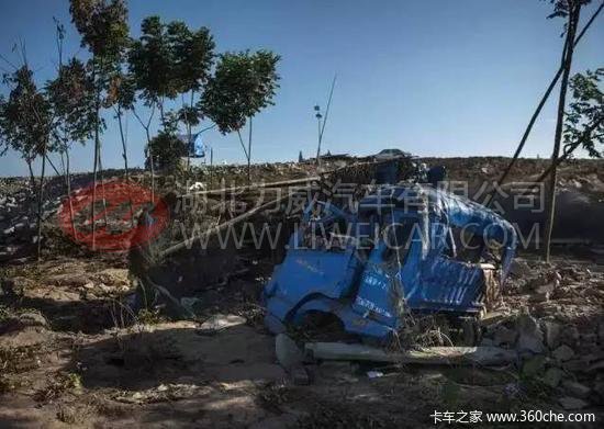 洪水退去  卡车敢死队卡车残骸重见天日