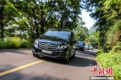 出行好伙伴畅享自驾游 试驾梅赛德斯-奔驰V级车